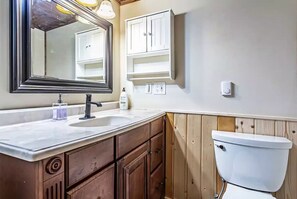 Een douche, een haardroger, handdoeken, zeep