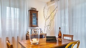 Uma mesa de jantar com uma vela, uma garrafa e um livro.