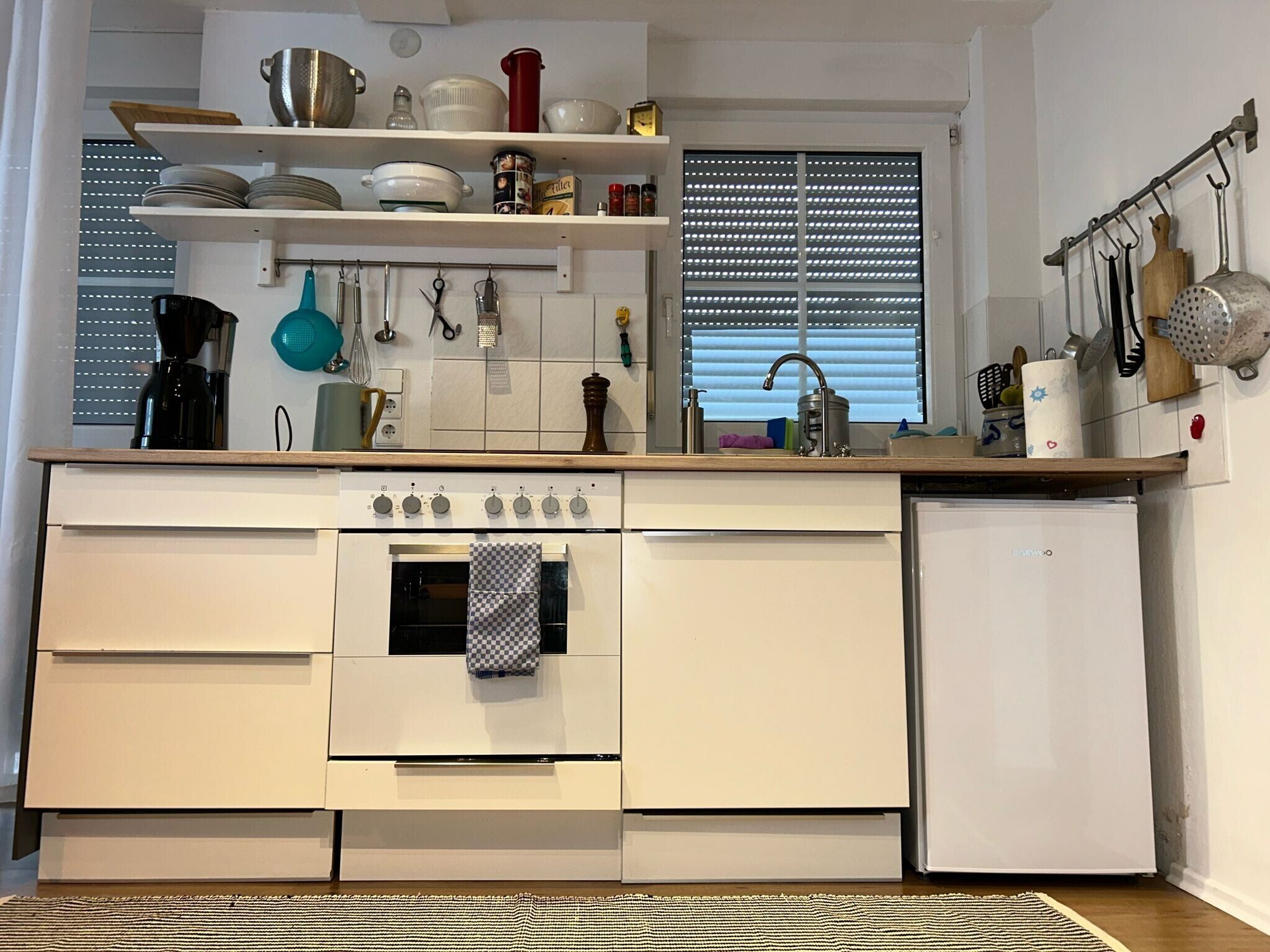 Jääkaappi, uuni, liesi, kahvin-/teenkeitin