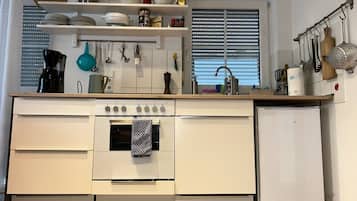 Jääkaappi, uuni, liesi, kahvin-/teenkeitin