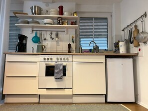 Jääkaappi, uuni, liesi, kahvin-/teenkeitin