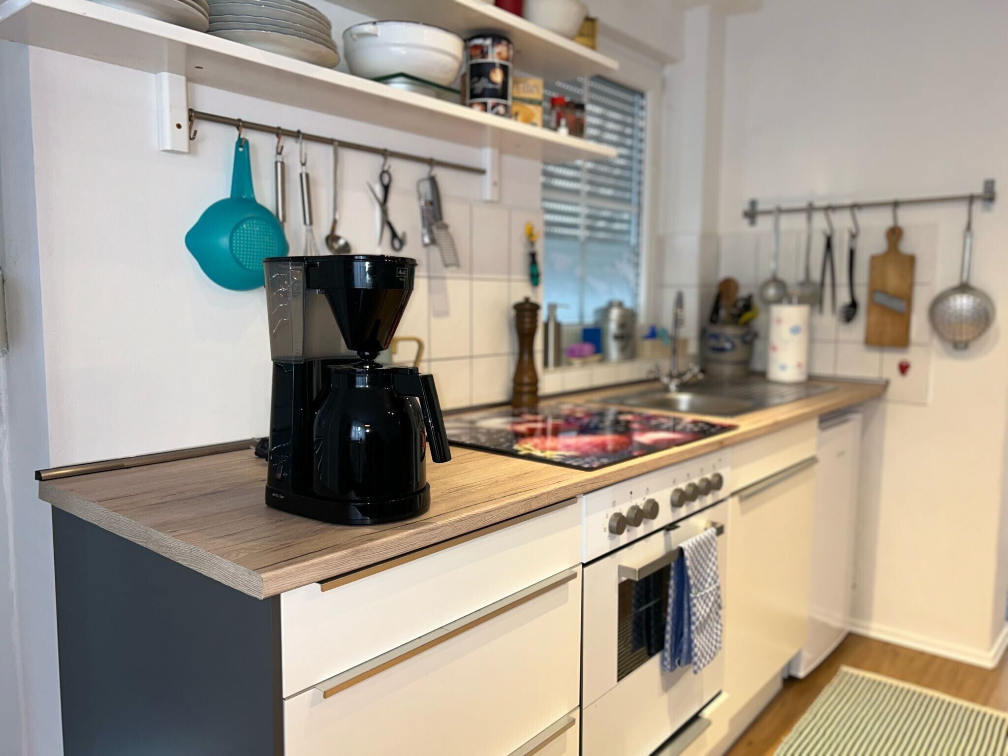 Réfrigérateur, four, plaque de cuisson, cafetière/bouilloire