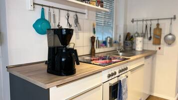 Réfrigérateur, four, plaque de cuisson, cafetiÚre/bouilloire