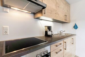 Réfrigérateur, four, plaque de cuisson, cafetière/bouilloire