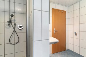 Shower, towels - Apartment 'Ferienwohnung Sulzerköpfle' with Mountain View, Private Terrace and Wi-Fi (Bad Rippoldsau-Schapbach)