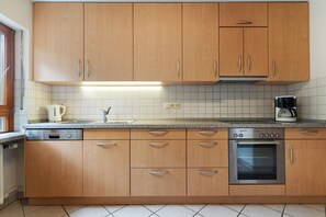 Een koelkast, een oven, een kookplaat, een vaatwasser