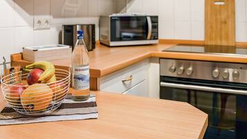 Jääkaappi, mikroaaltouuni, uuni, liesi