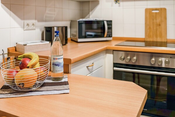 Frigorífico, microondas, horno y placa de cocina