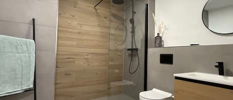 Douche, articles de toilette gratuits, sèche-cheveux