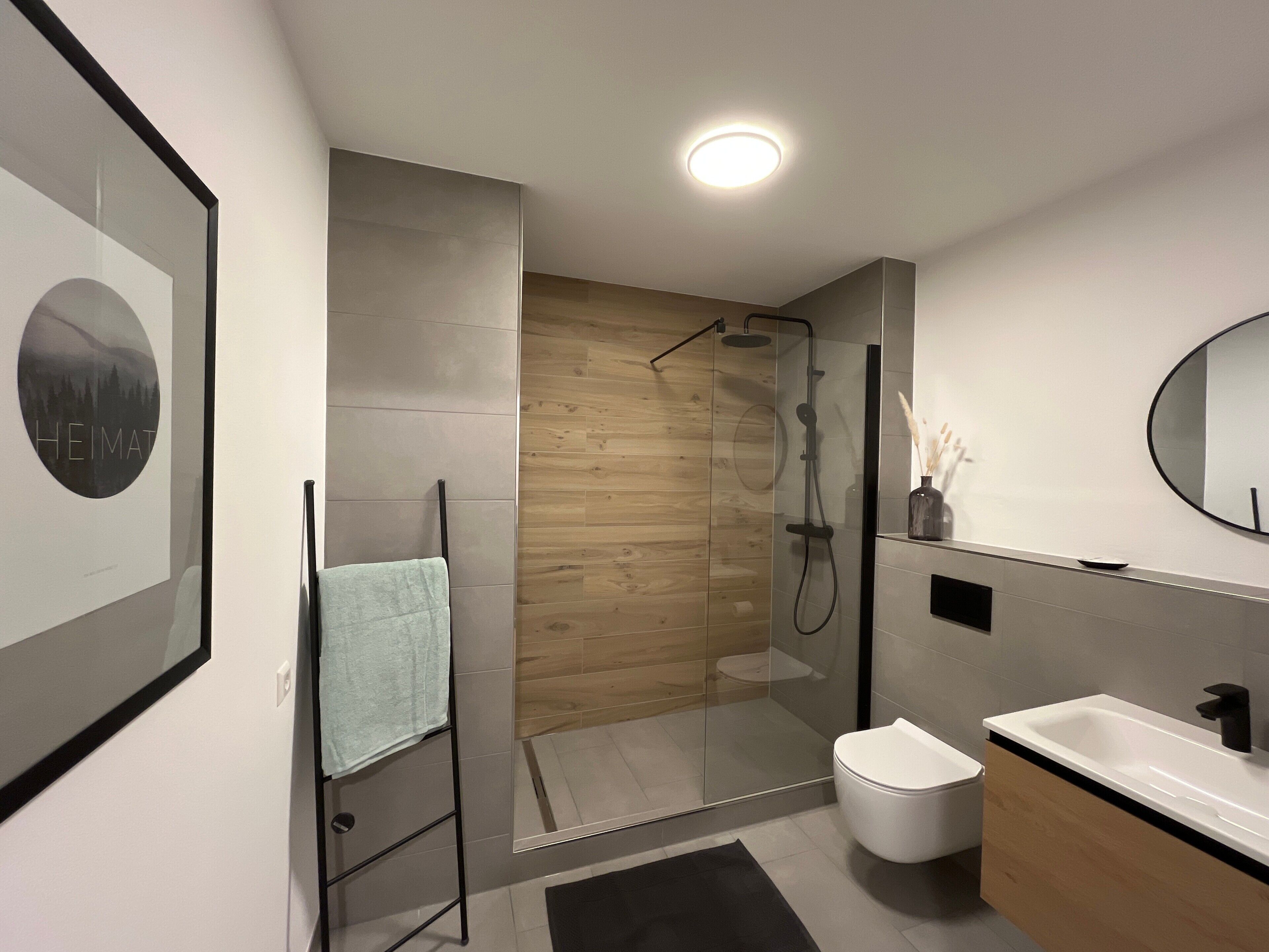 Dusj, toalettartikler (inkludert), hårføner og håndklær