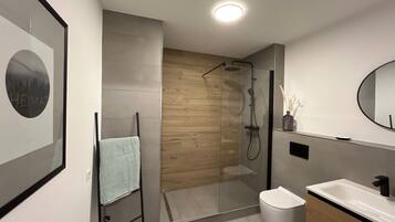 Dusj, toalettartikler (inkludert), hårføner og håndklær