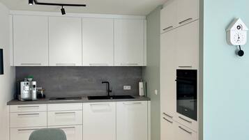 Een koelkast, een oven, een kookplaat, een vaatwasser