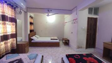 Escritorio, wifi gratis y ropa de cama