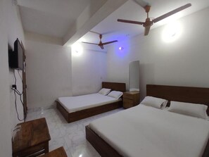 Escritorio, wifi gratis, ropa de cama