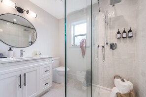 Douche, sèche-cheveux, serviettes fournies, savon