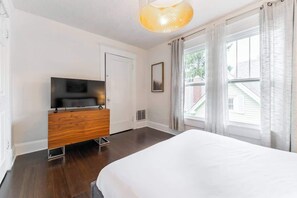 3 habitaciones, tabla de planchar con plancha y cuna de viaje