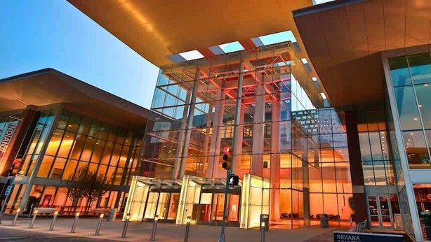 Ein modernes Gebäude mit großen Glasfenstern und einem markanten Eingang.