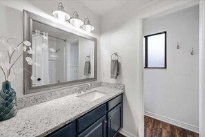 Douche, séchoir à cheveux, serviettes fournies, savon