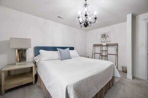 8 chambres, bureau, fer et planche à repasser, lit de bébé portatif