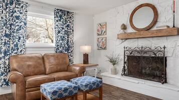 Smart-tv, eldstad, tv-spel och bordsfotboll