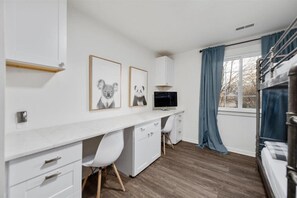 8 bedrooms, desk, iron/ironing board, travel crib - Chic Retreat: Your Dream Getaway Awaits - Pets Too (Orem)