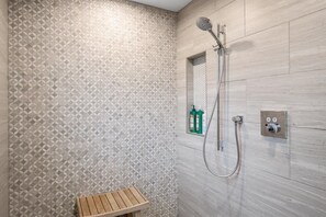 Ducha, secador de pelo y champú