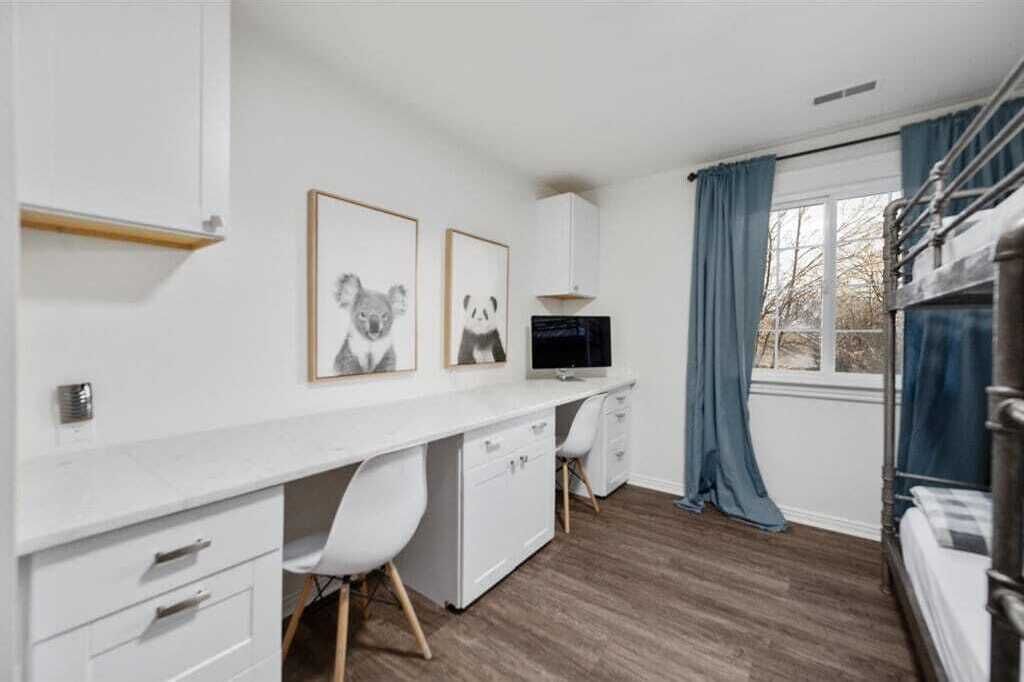 8 habitaciones, escritorio y tabla de planchar con plancha 