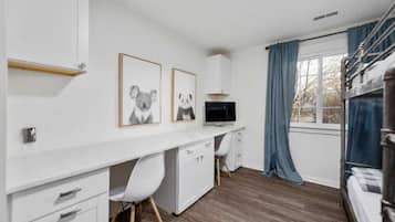 8 slaapkamers, een bureau, een strijkplank/strijkijzer, reisbedje
