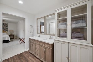 Dusch, hårtork, handdukar och tvål