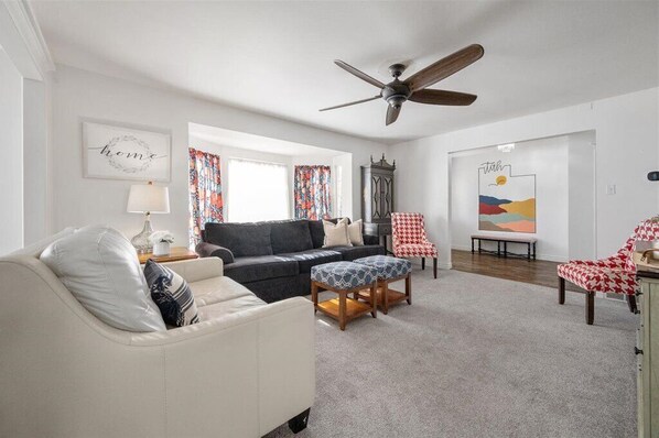 Smart-tv, eldstad, tv-spel och bordsfotboll