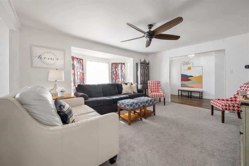 Älytelevisio, takka, videopelejä, pöytäjalkapallopöytä