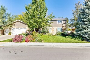 Exterior - Chic Retreat: Your Dream Getaway Awaits - Pets Too (Orem)