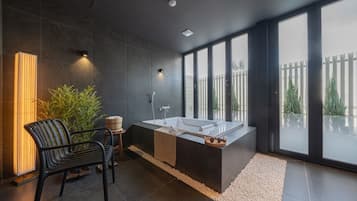 SPA (Family & Jacuzzi) | Private spa tub
