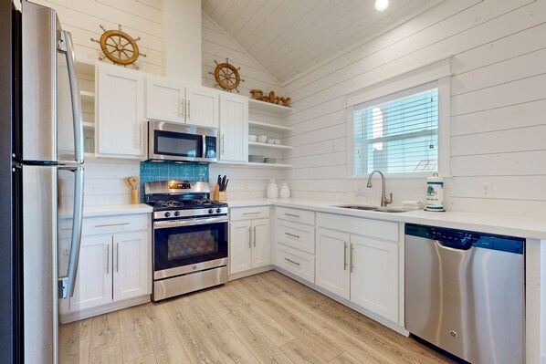 Een koelkast, een magnetron, een oven, een kookplaat