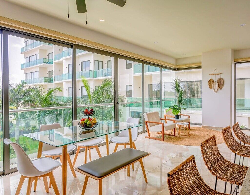 NEW Residential Stay, Pool, Gym, 7min from Beach!