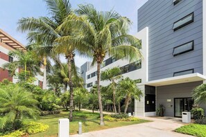 Exterior - Relax by the Pool | Private Terrace & Beach Access (Playa del Carmen)