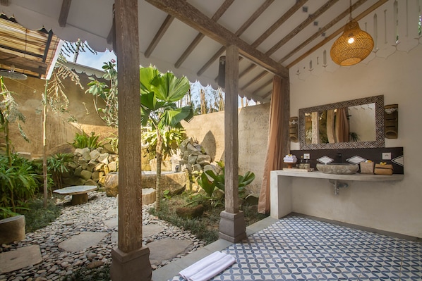 One Bedroom Pool Villa | Salle de bain | Articles de toilette (gratuits), séchoir à cheveux, bidet