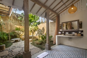 One Bedroom Pool Villa | Baño | Artículos de higiene personal gratuitos, secador de pelo, bidé y toallas
