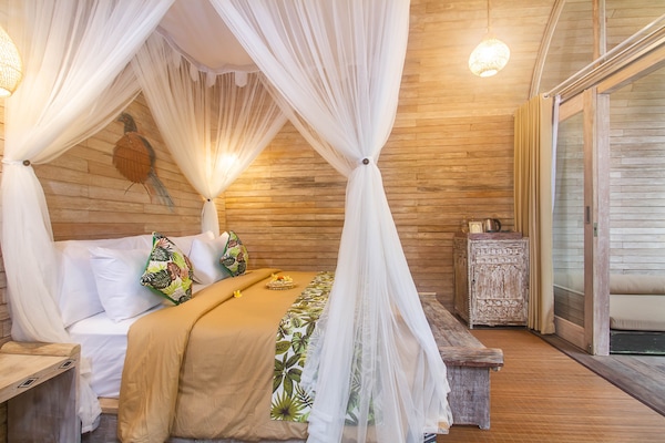 Hypo-allergenic bedding, minibar, desk, free WiFi