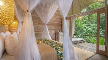 Deluxe Room Jungle View with Bathtub | Seprai antialergi, minibar, meja kerja, dan Wi-Fi gratis