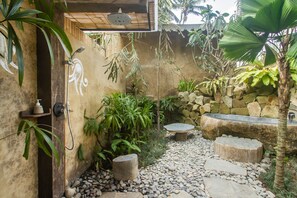 One Bedroom Pool Villa | Baño | Amenidades de baño gratuitas, secadora de cabello, bidet, toallas