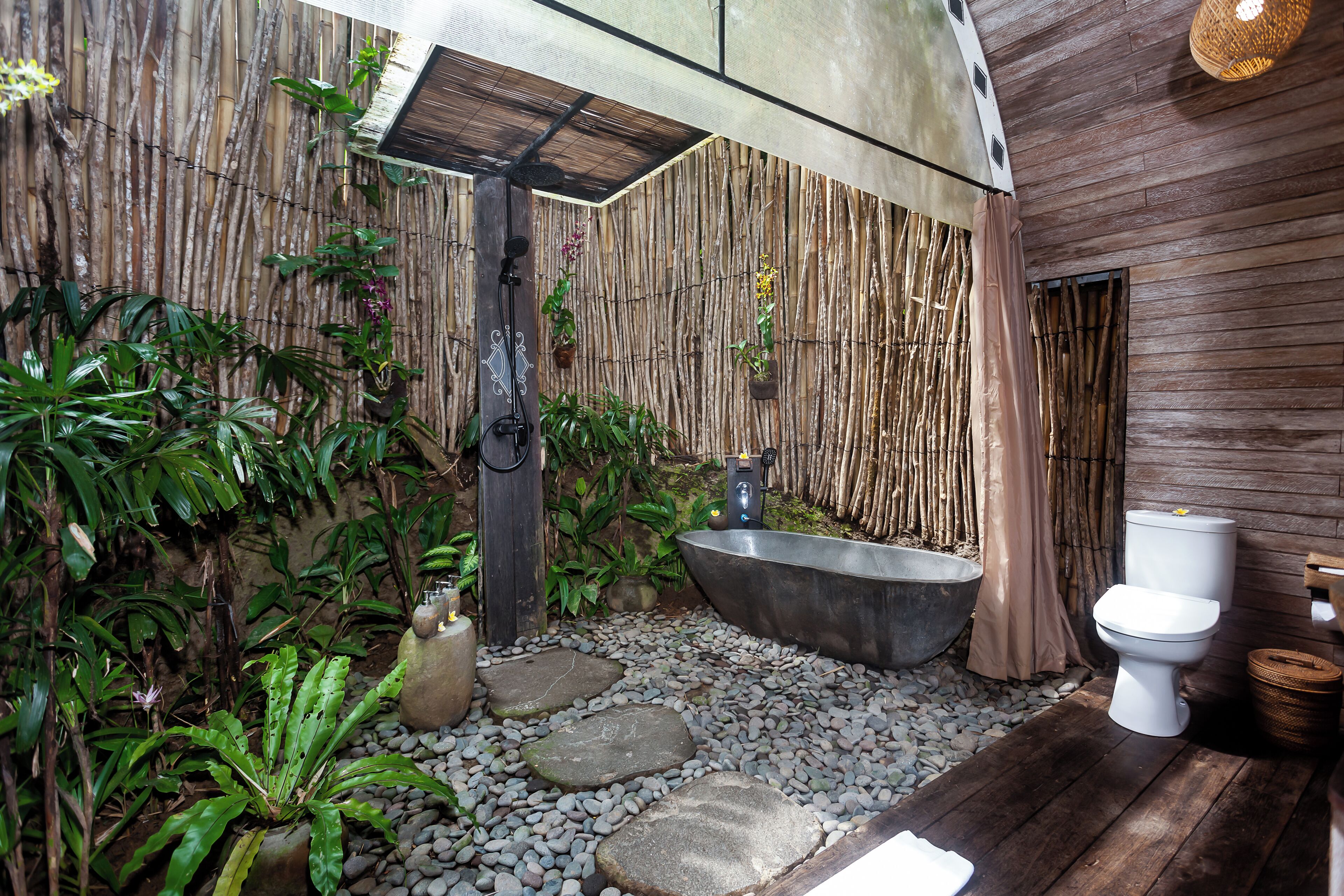 Deluxe Room Jungle View with Bathtub | Kamar mandi | Perlengkapan mandi gratis, pengering rambut, kloset, dan handuk