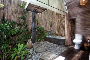 Deluxe Room Jungle View with Bathtub | Baño | Artículos de higiene personal gratuitos, secador de pelo, bidé y toallas