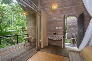 Deluxe Room Jungle View with Bathtub | 露台