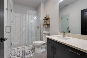 Dusche, Haartrockner, Handtücher, Shampoo