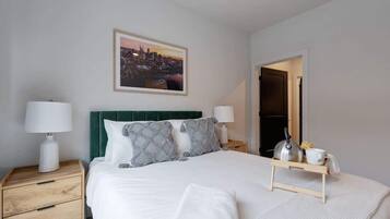 2 slaapkamers, een strijkplank/strijkijzer, reisbedje, gratis wifi
