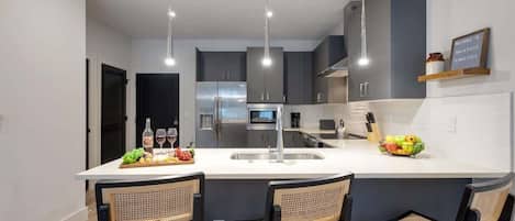 Refrigerador, microondas, horno, placa de cocina