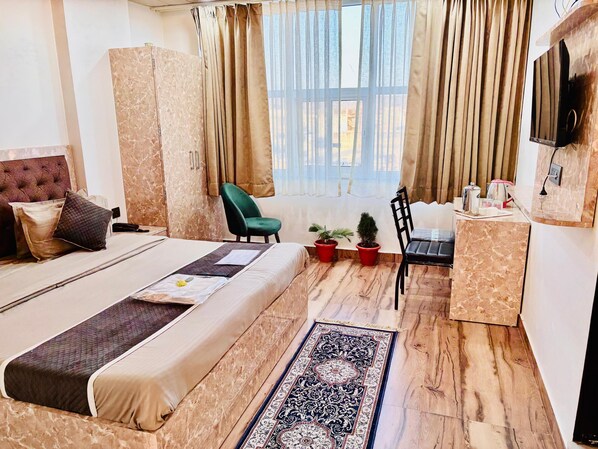 Basic Suite | Memory foam beds, desk, free WiFi, bed sheets