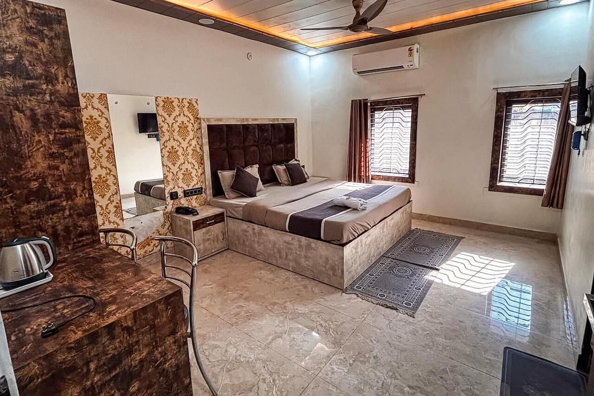 Deluxe Room | Memory foam beds, desk, free WiFi, bed sheets