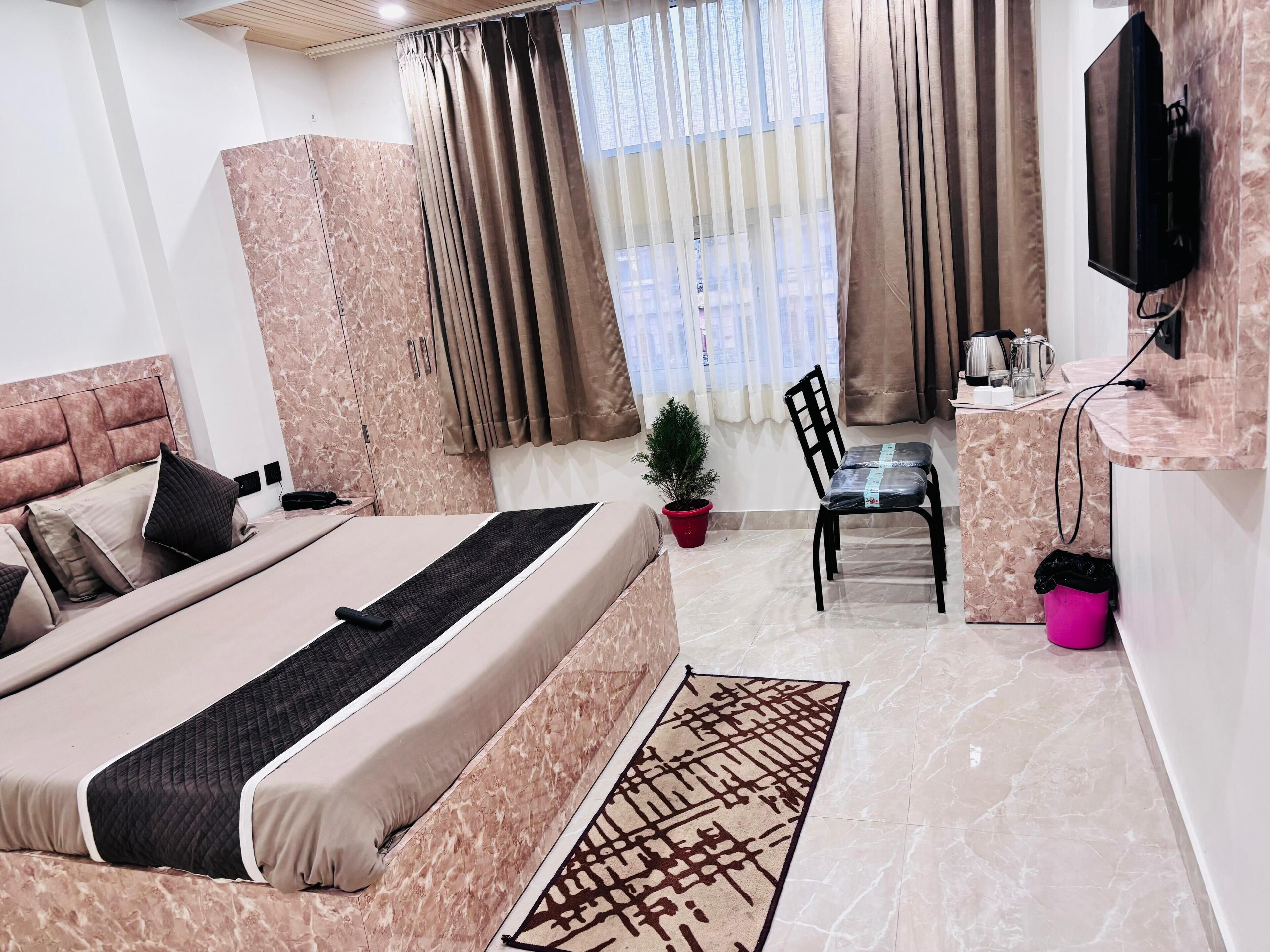 Basic Suite | Memory-foam beds, desk, free WiFi, bed sheets